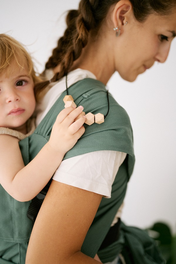 Kangura portabebés Babywearing and breastfeeding necklace Momawo Woody