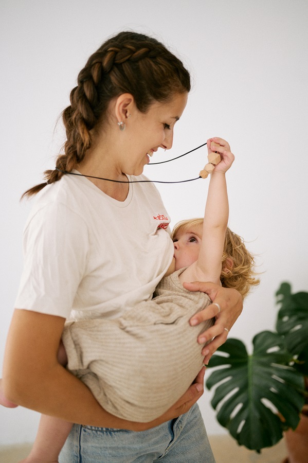 Kangura portabebés Babywearing and breastfeeding necklace Momawo Woody